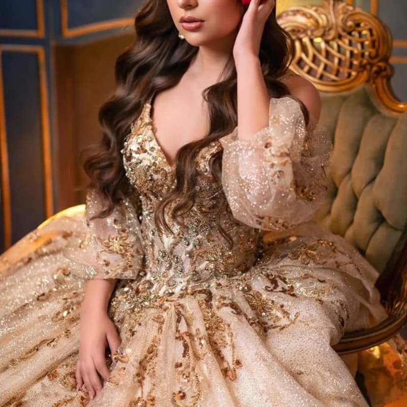 Abiti Quinceanera in oro champagne lucido personalizzati con spalle scoperte Tull applique in cristallo con fiocco in pizzo Vestido De 15 Quinceanera