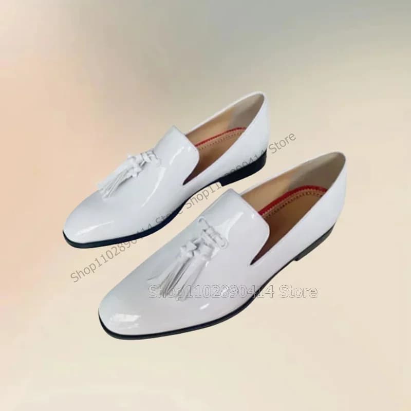 Mocassini da uomo con punta quadrata e decorazioni in pelle verniciata bianca, eleganti e di lusso, fatti a mano, perfetti per feste e ufficio.