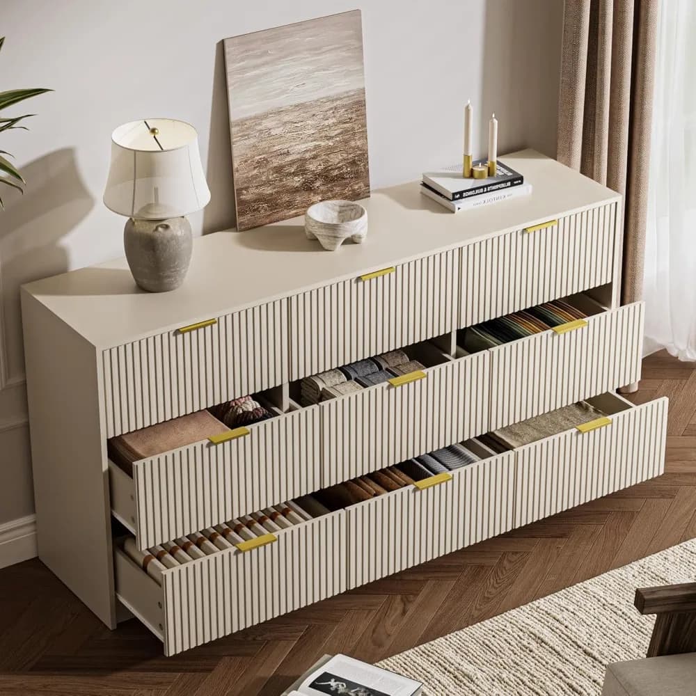 Cassettiera beige a nove cassetti, larghezza 63 pollici, stile moderno, con design da incasso e maniglie in metallo color oro