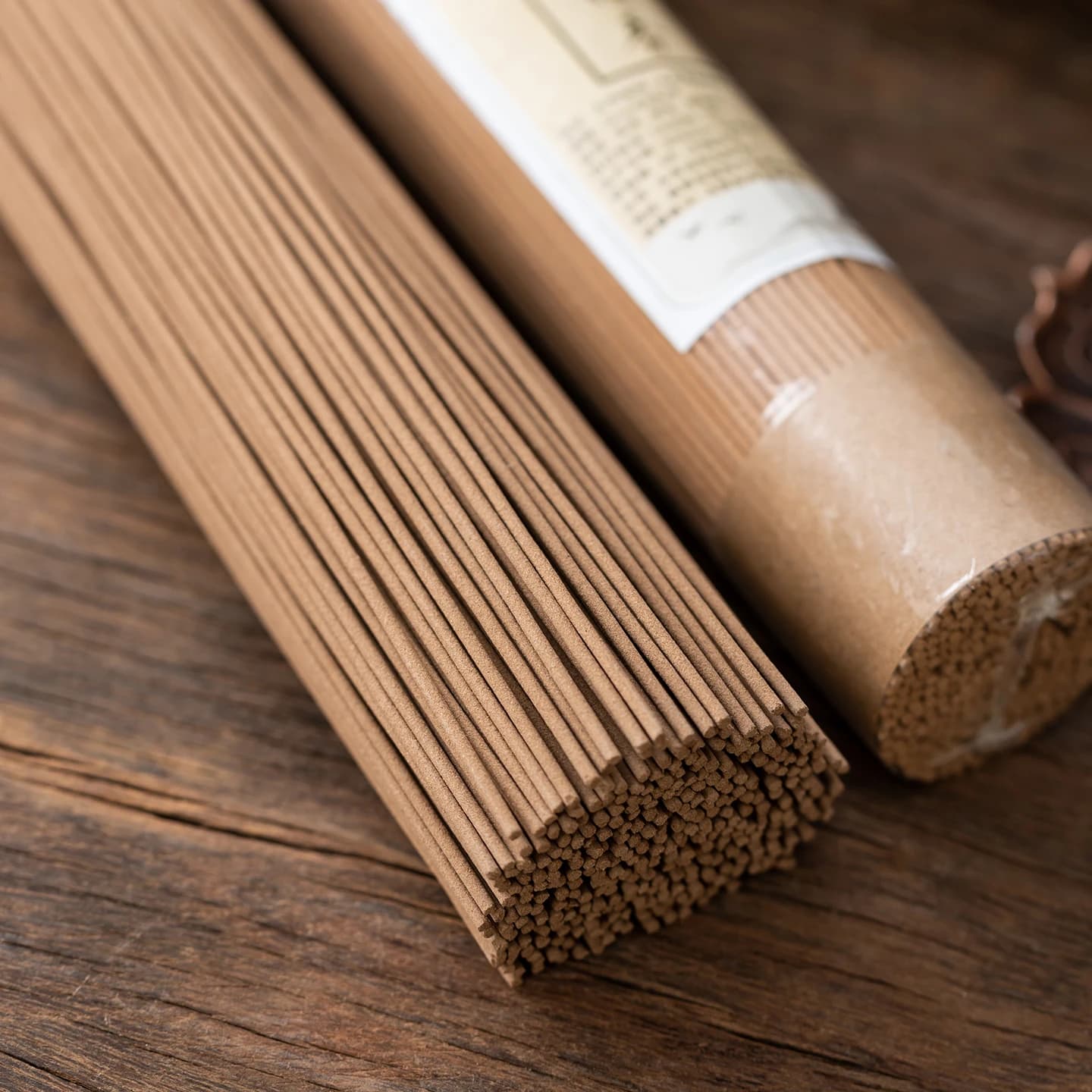 300/600Pcs Natural Sandalwood and Agarwood Incense Sticks, Long-Lasting Fragrance, Strong-Scented Incense with Natural Aroma, Suitable for Living Room, Bedroom, Study, Tea Room, Garden, Yoga, Meditation, and Includes a Burning Stand as a Gift