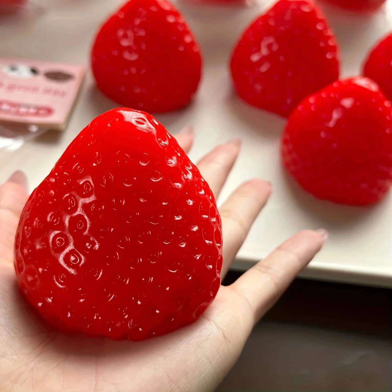 Giocattolo Morbido a Forma di Fragola Gigante 23K 1Pc, Giocattoli Antistress per Bambini, Giochi per Feste, Intrattenimento, Halloween, Natale