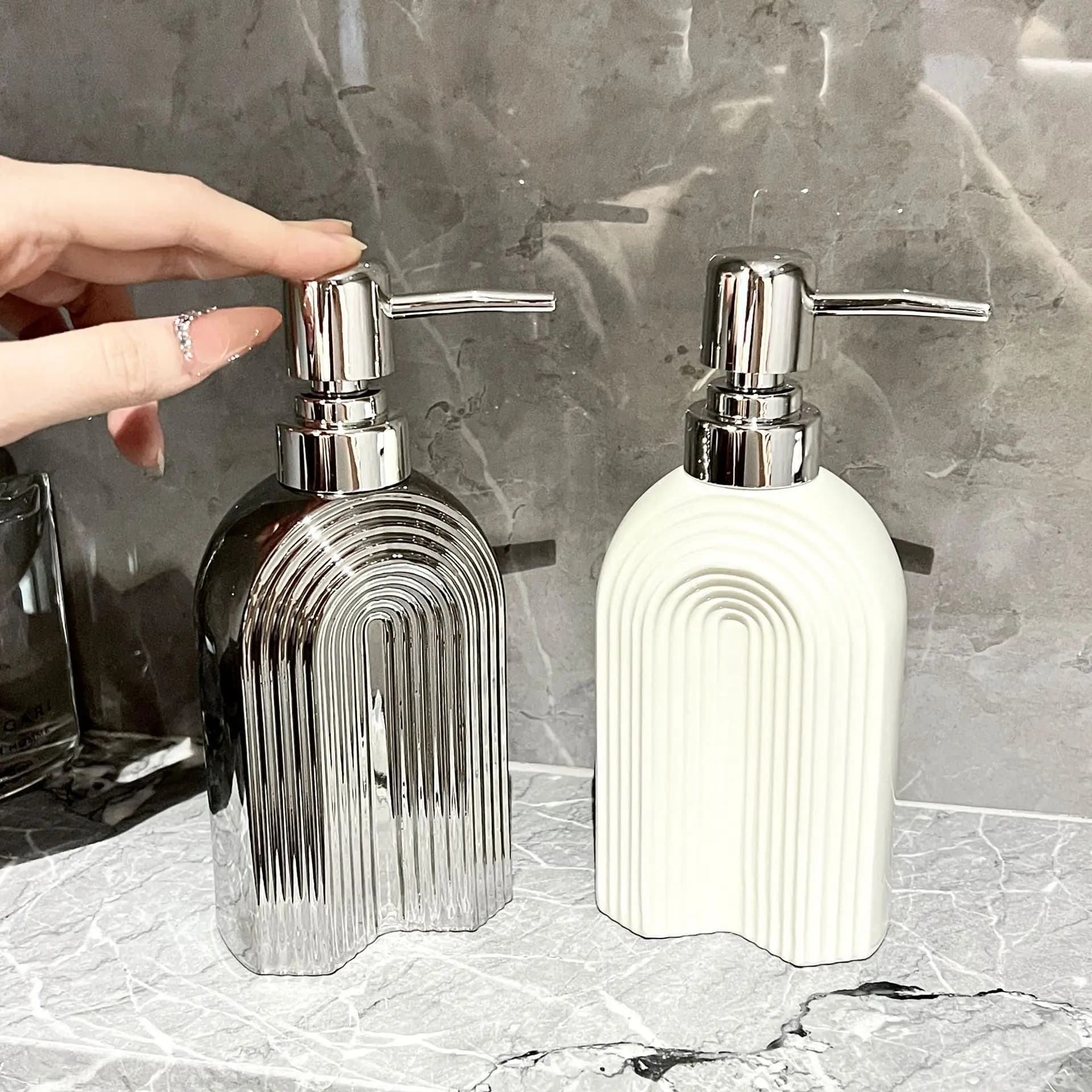 Bottiglia di erogazione per il bagno Bottiglie di lozione in ceramica Dispenser di sapone Bottiglia di sapone per le mani Accessori per la casa Bottiglie di shampoo gel doccia
