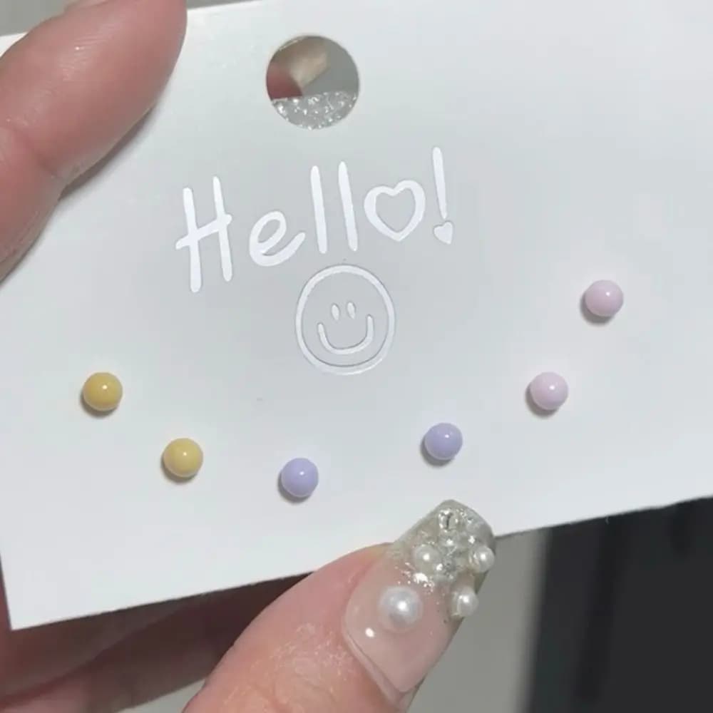 Orecchini a perno con perline color crema dal design alla moda, mini orecchini a perno in ceramica a forma di berretto, accessori di gioielleria geometrici, orecchini a perline rotonde