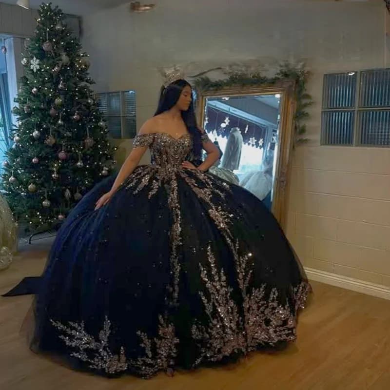 Abito Quinceanera nero lucido con decalcomania glitterata con spalle scoperte Coda lunga con fiocco abiti da 15 Quinceanera Personalizza