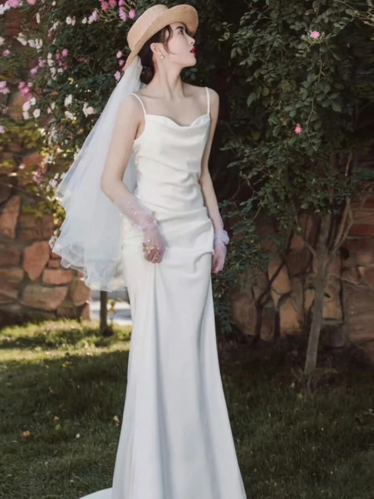 Abito da sposa leggero e casual in raso con spalline, nuovo modello super elegante per la sposa, ideale per viaggi e scene all'aperto