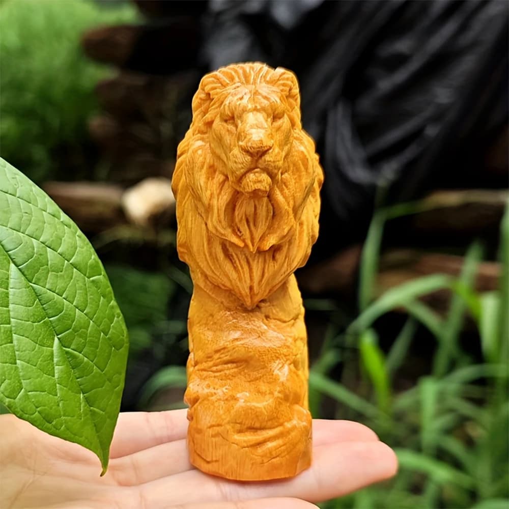 Statua di Testa di Leone in Legno Stile Foresta, Ornamento Creativo, Decorazione a Tema Naturale per Natale e Pasqua, Pezzo d'Arte da Esposizione, Decorazione per Giardino, Balcone, Cortile, Allestimento Scenografico per Cabina da Campeggio, Simbolo di Potenza Originale, Atmosfera di Lusso Leggero per Spazi Esterni