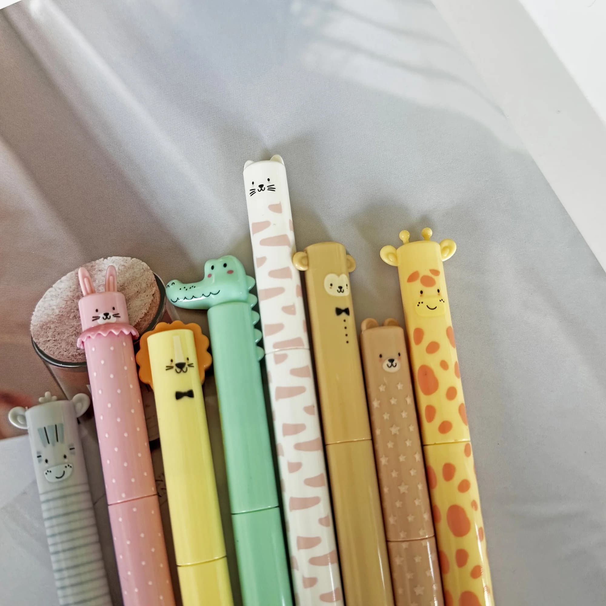 Set di penne gel cancellabili a tema simpatico zoo da 8 pezzi, punta fine da 0,5 mm, inchiostro blu, gomma incorporata, scrittura fluida, ideale per prendere appunti