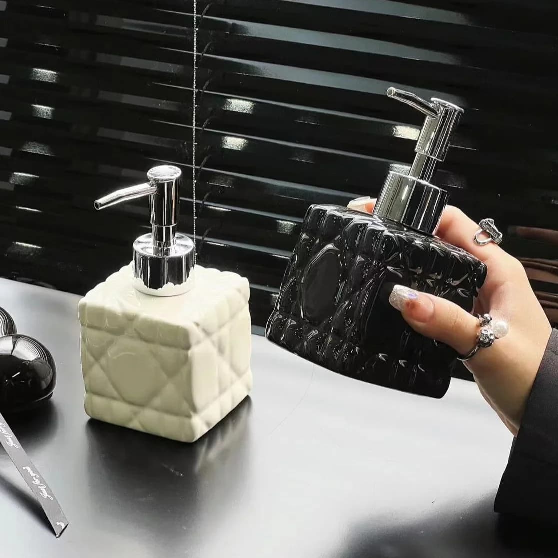 300ml Luxury Shampoo Dispenser Refillable Bottle Lotion Soap Bottle Bathroom Shower Gel Shampoo Hand Sanitizer Container