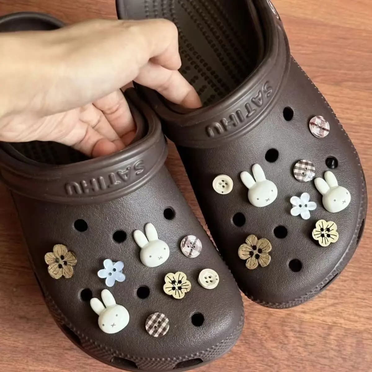 Versatile Clog Shoe Charms Kit Melamine Tone Bunny & Flower Plaid Buckle Decor for Hole Sandals Shoe Accessories