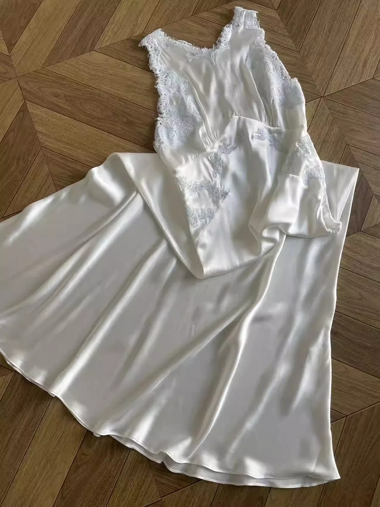 Long Dress Elegant Silk with Embroidery in Lace, High waist, Sleeveless and Round neck