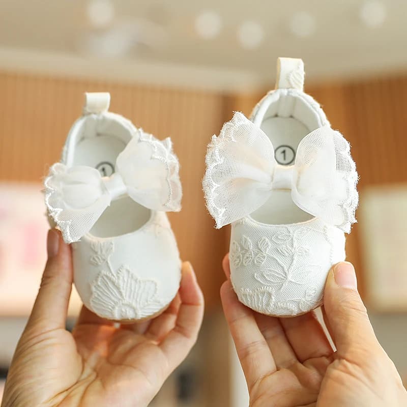Nice Princess Shoes for Kids Moccasins White Lace Baby Moccasins Shoes with bow and fringes with rubber soles Non-slip shoe cradle shoes