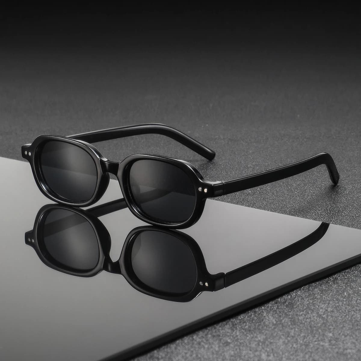 1 Pair of Men's Plastic Oval Sunglasses, with a Unique Minimalist American Avant-Garde Style, Trendy, Casual, Versatile, Street Style, Fashionable Glasses Suitable for Street Photography, Runway Shows, Sunbathing, and