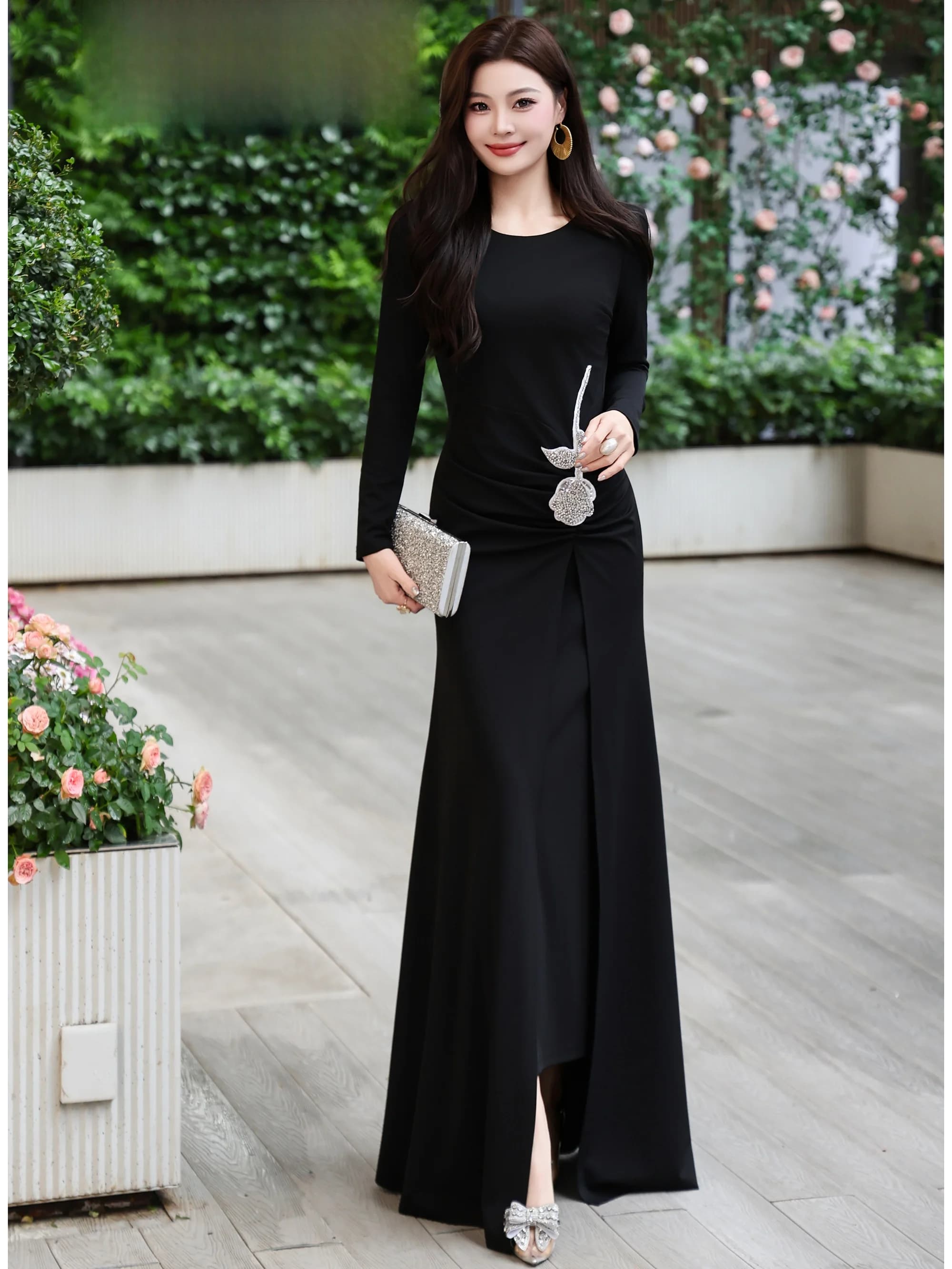 Elegante Abito Nero Stile Dea con Fiori Decorati di Diamanti, Vita Stretta, Maniche Lunghe, Chiusura con Cerniera, Gonna a Trapezio