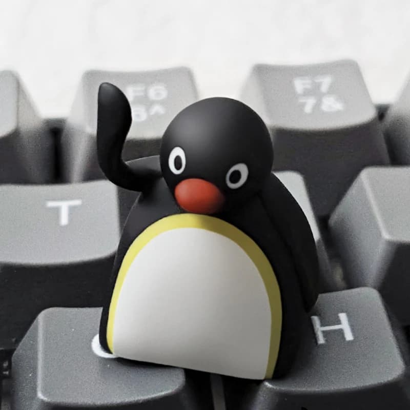 Elegante copritasto pinguino in resina, ideale per tastiere meccaniche, ottima opzione regalo