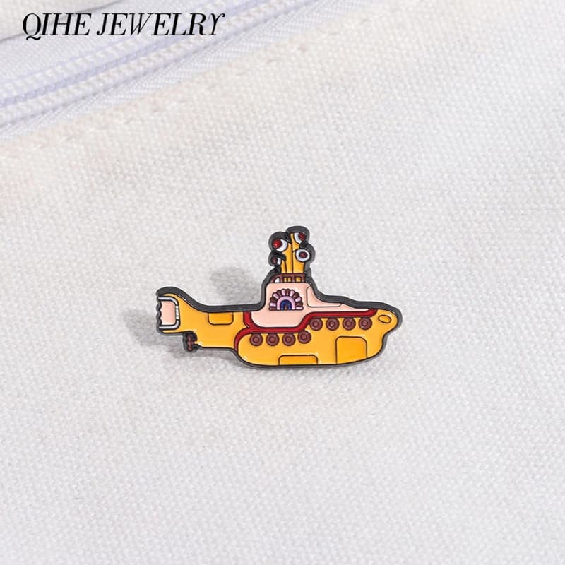 Rock Band Spille smaltate Creativo Divertente Barca gialla Vapore Spille rigide Vestiti Distintivi da bavero Decorazione Gioielli Regalo per gli amici