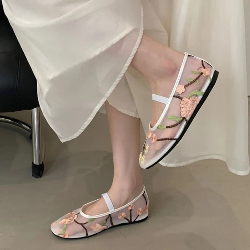 Ventilazione in garza a rete Suola morbida Scarpe singole Punta tonda da donna Design ricamato Scarpe Mary Jane Scarpe da balletto primavera estate