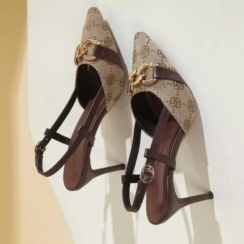 2025 Sandali Baotou moda donna Primavera Nuova testa a punta Bocca superficiale Fibbia in metallo Tacchi alti antiscivolo resistenti all'usura