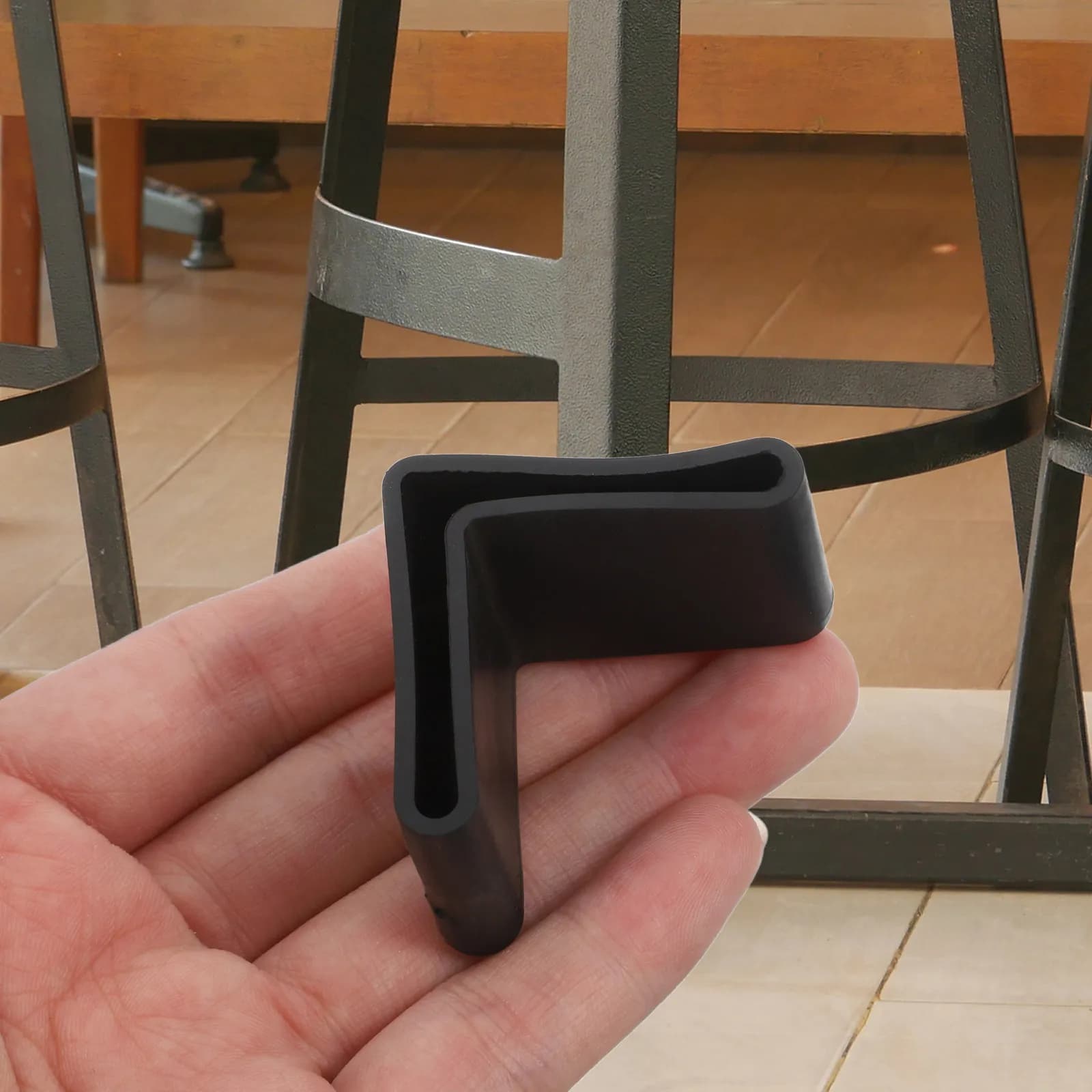 12 Pezzi Protezioni per Gambe di Mobili, Coperture Triangolari in Gomma Antiscivolo, Tappi per Piedi di Tavoli e Sedie, Protezioni per Pavimenti