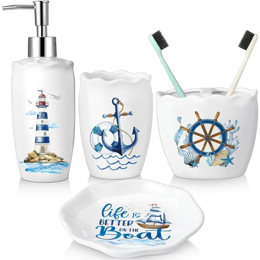 Set di 4 Accessori da Bagno Nautici: Bicchiere, Dispenser Sapone, Portaspazzolino e Portasapone con Motivi Costieri (Faro, Bussola, Ancora, Barca a Vela)