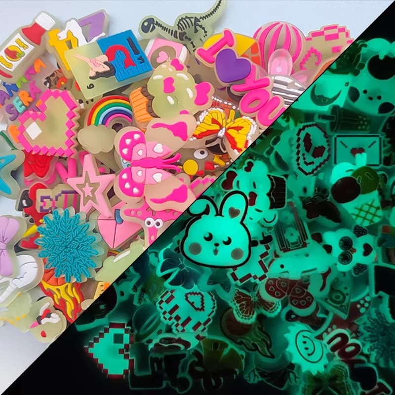 5/10/20/30/50/100 pezzi Ciondoli per scarpe a fluorescenza casuali per zoccoli Sandali Bracciali Decorazione, Regali per feste dei cartoni animati che si illuminano al buio