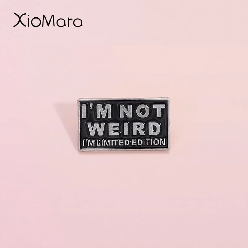Non sono strano, sono edizione limitata, spilla smaltata, banner divertente, citazioni gotiche, spilla, zaino, bavero, distintivo, gioielli, regalo per il migliore amico