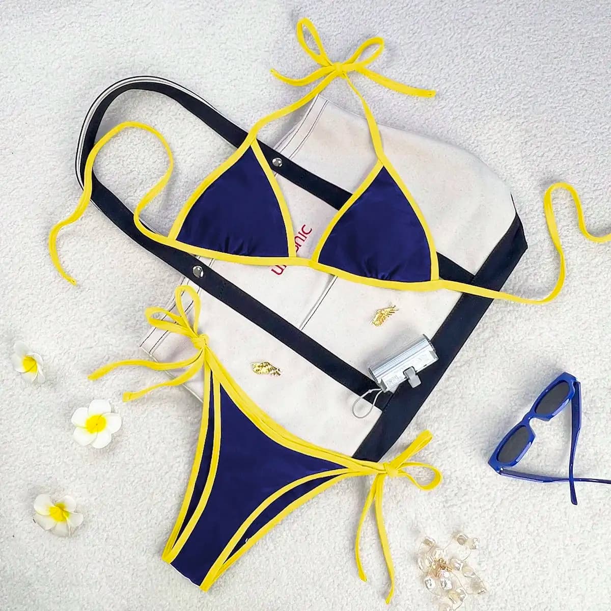 Set bikini color block dai colori vivaci, blu intenso con finiture gialle