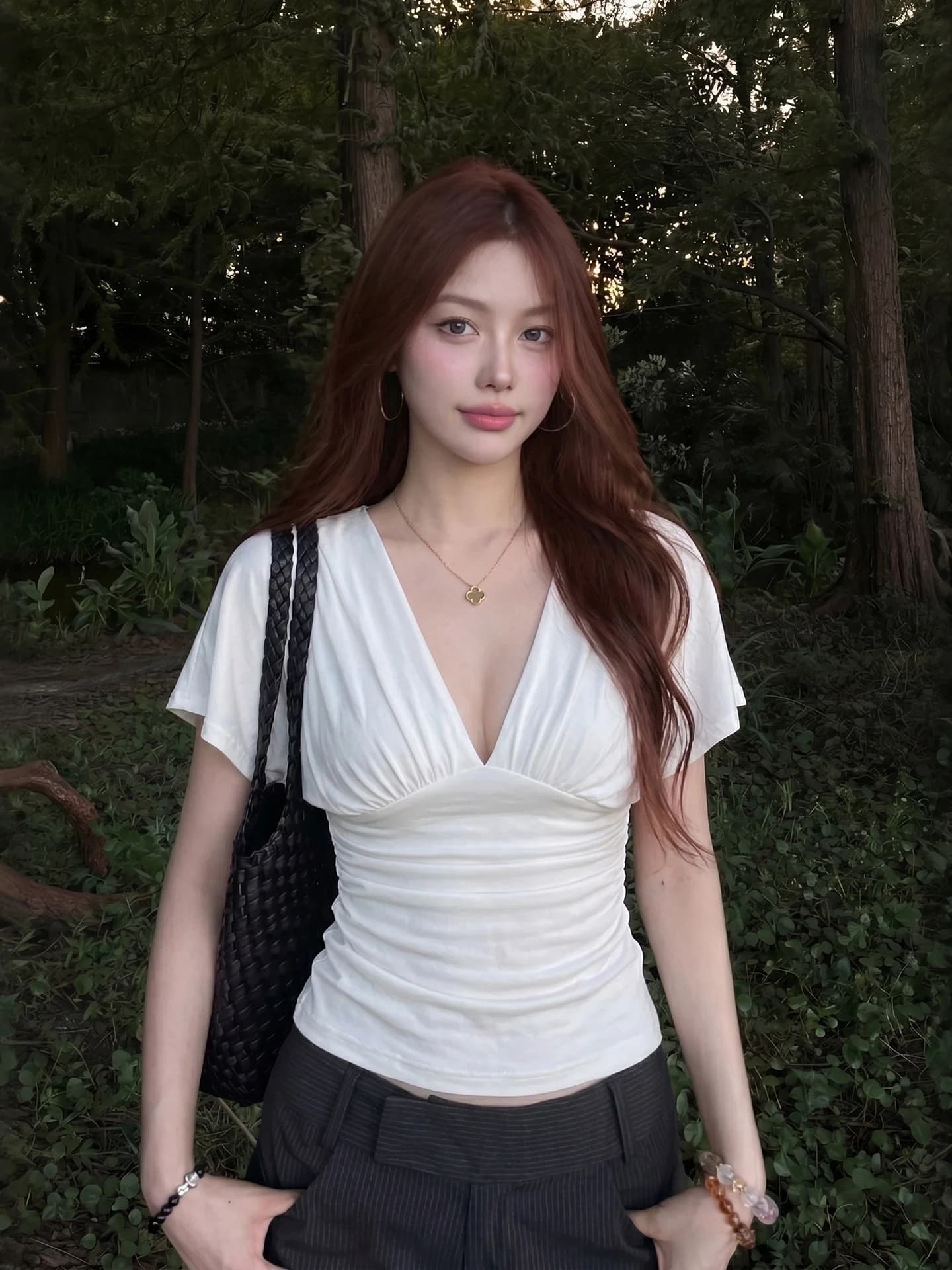 T-shirt da donna stile coreano bianca con scollo a V, maniche corte plissettate, design snellente in vita, nuova moda estiva, in poliestere traspirante