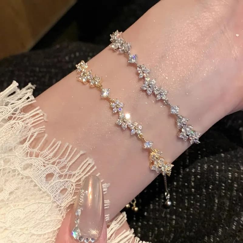 Braccialetto Retrattile con Piccoli Fiori Scintillanti in Zirconia per Donne, Intarsiato con Sakura, Accessorio Versatile di Alta Gamma