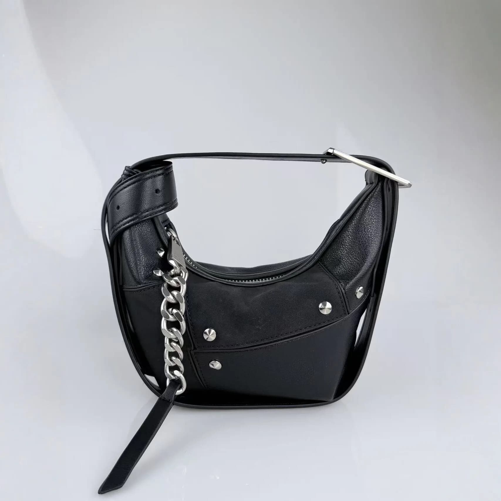 Women's shoulder bag with rivets and chain, punk rock hand bag with studs, ideal for evenings of appointment and street style.