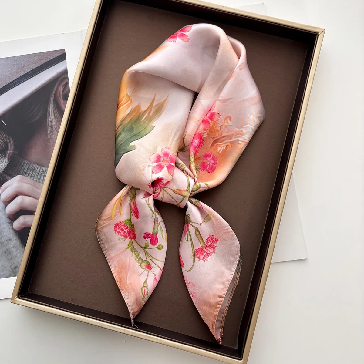 Sciarpa quadrata di lusso per donna Elegante stampa floreale da donna Hijab Fazzoletto da collo Scialle di moda Morbida macchia Bandana di seta imitazione