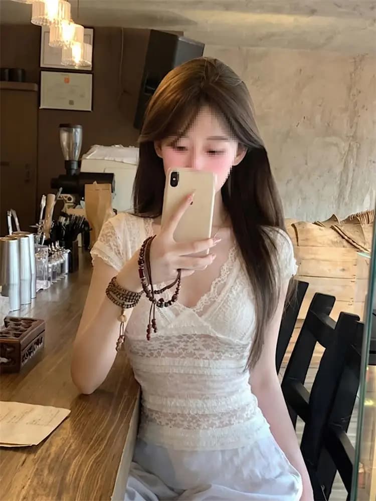 T-shirt bianca con scollo a V in pizzo a maniche corte da donna, design snellente, top corto estivo Pure Desire, stile coreano, ricamo traforato