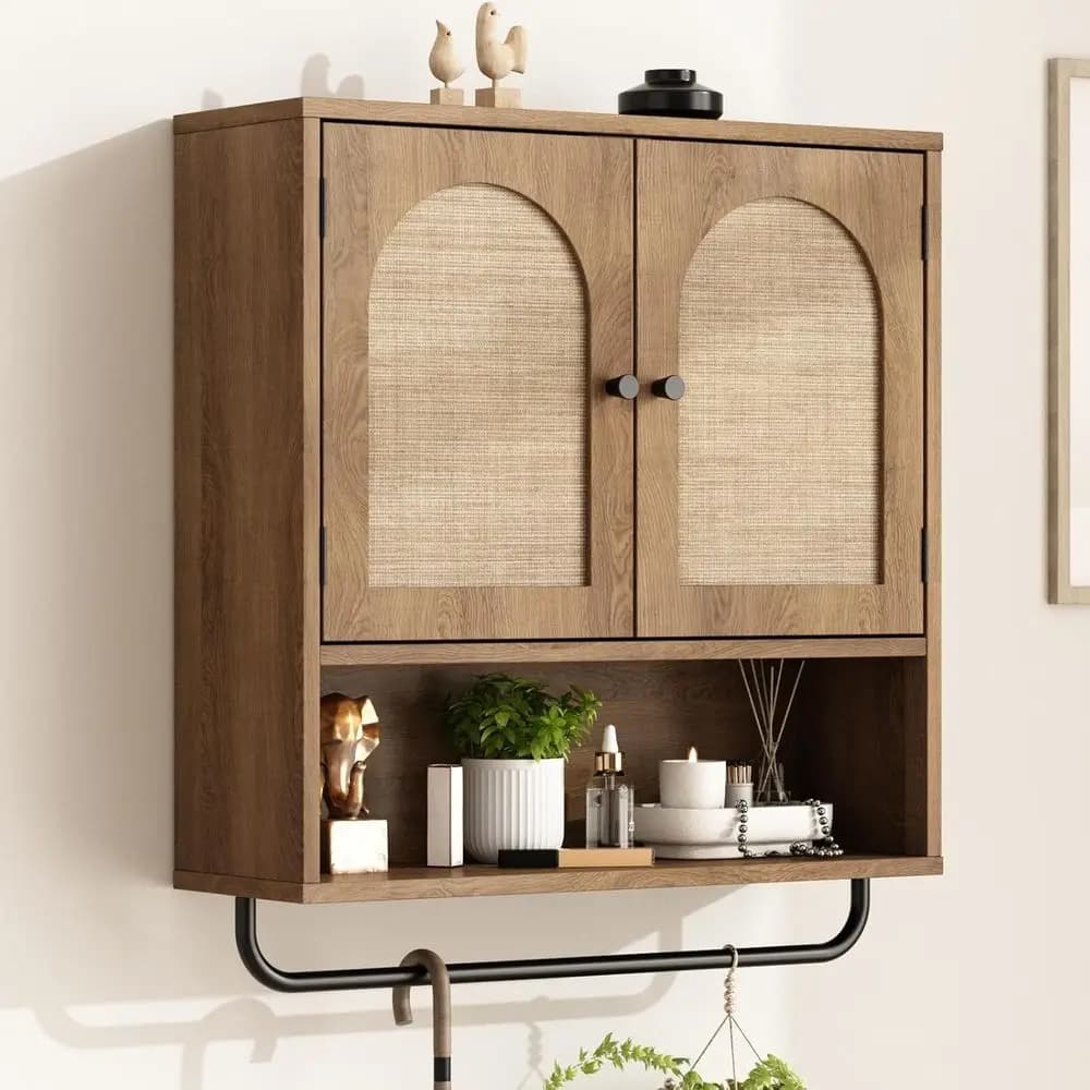 Armadietto da parete a 2 ante in stile Boho con ripiani regolabili e portasciugamani per il bagno