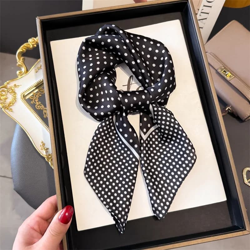 Sciarpa quadrata di seta di marca di lusso Dot Design Sciarpa quadrata di seta da donna Collo Estate Spiaggia Sciarpe per capelli Bandana Fazzoletto Scialle Avvolgere Hijab Echarpe