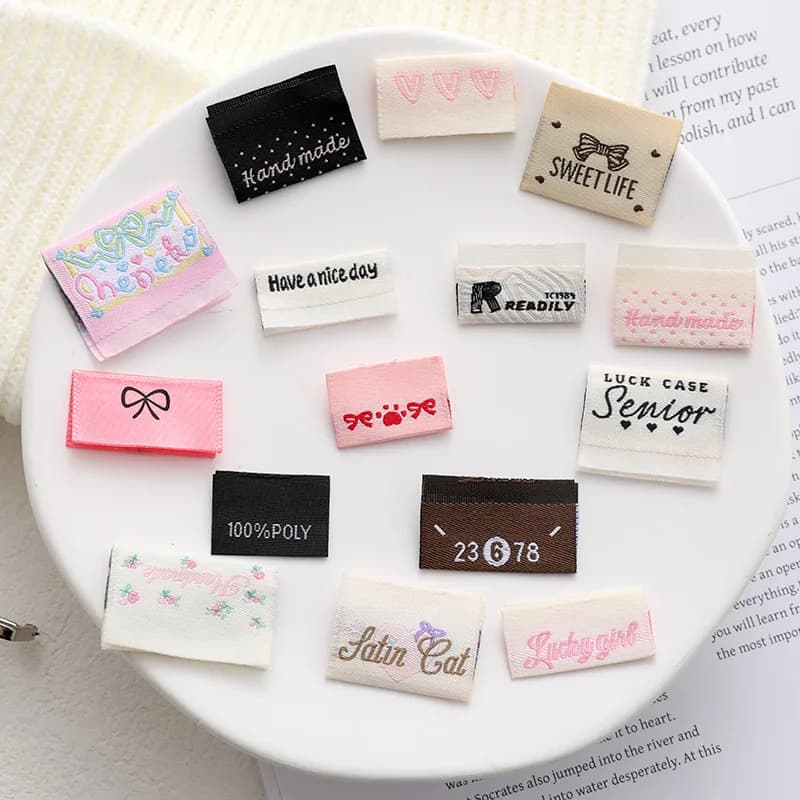 100 pezzi ‌ Etichette in tessuto di cotone fatte a mano - Etichette da cucito fai-da-te per vestiti/accolti/artigianato (lavabili e morbidi) accessori da cucito
