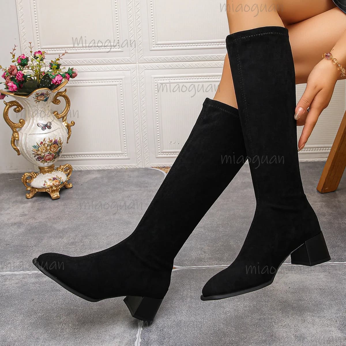 2025 Autunno e Inverno Nuovi Stivali alti al ginocchio in pelle scamosciata per le donne Testa tonda Tacco spesso Cerniera posteriore Scarpe solide Botas lunghe da donna