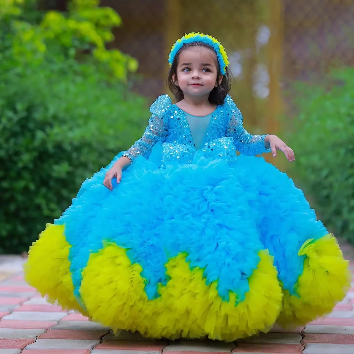 Abito da ragazza di fiore lungo blu di lusso per matrimonio Abiti da spettacolo di compleanno per bambini con volant di paillettes personalizzati