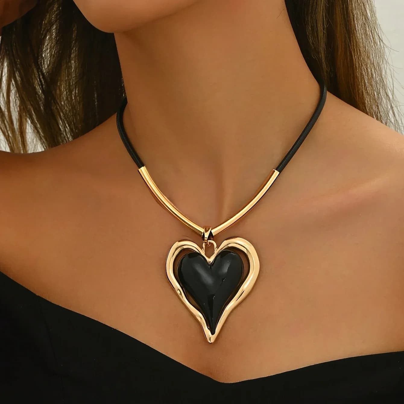 Collana con ciondolo a forma di cuore grande, stile europeo e americano, lusso discreto, semplice ed esagerato, con cordino nero e tubo passante, per donna, regalo di San Valentino per tutti i giorni.
