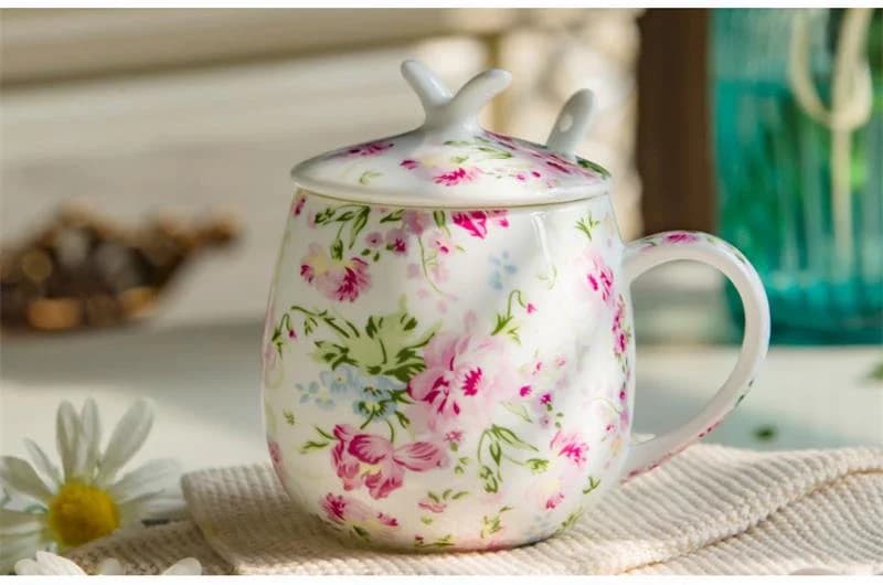 Tazza da Birra in Porcellana Bone China da 410ML, Rosa Floreale, Grande Boccale Smaltato, Design Divertente, con Coperchio e Cucchiaio