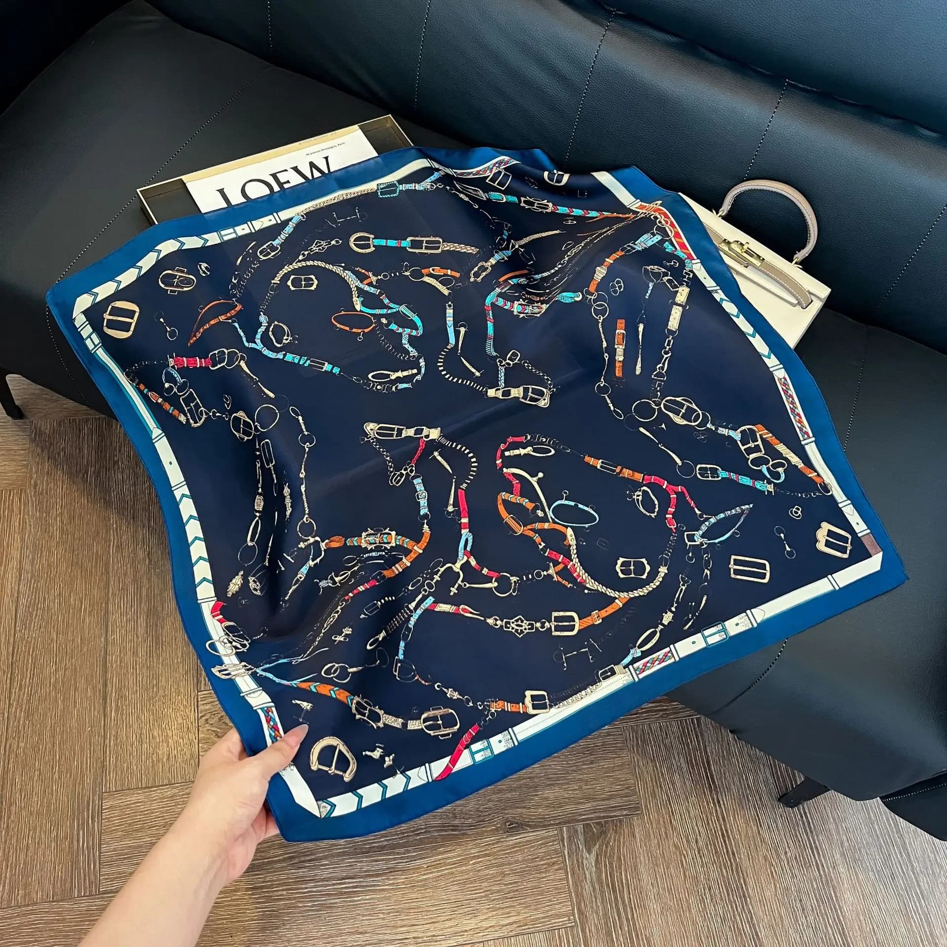 Sciarpa quadrata piccola con stampa a catena di marca di lusso Sciarpa al collo sottile in seta simulata Moda Bandana Foulard per protezione solare per le donne 70x70 cm