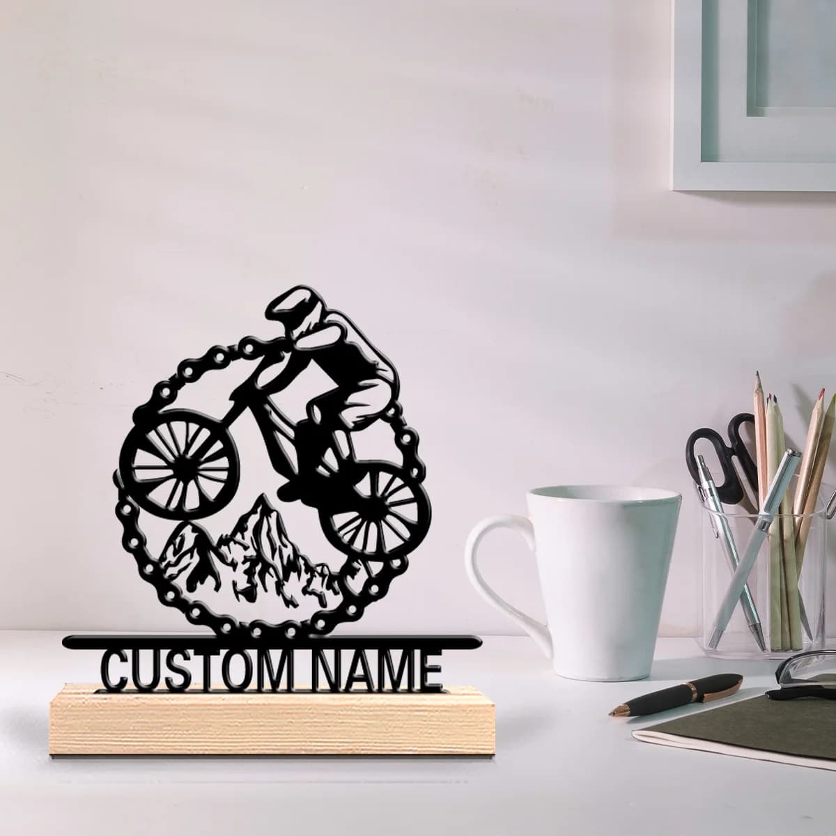 Statua in Metallo Personalizzata per Mountain Bike, Regalo da Scrivania a Tema Avventura con Base in Legno, Perfetta per Viaggiatori