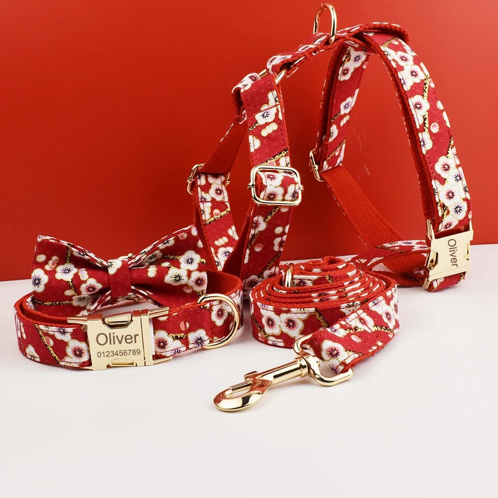 Collare per cani inciso personalizzato di lusso Set di guinzagli per imbracatura Set di accessori per arco personalizzato con design floreale in morbido cotone per cani 01
