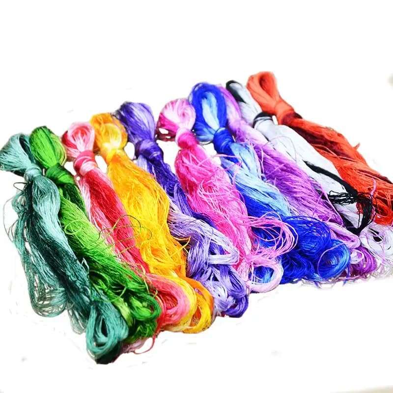 Set di 100 Fili per Ricamo in Seta - Kit di Filati per Ricamo di Suzhou con 50 Colori Vivaci, Forniture per Ricamo a Mano e Cucito
