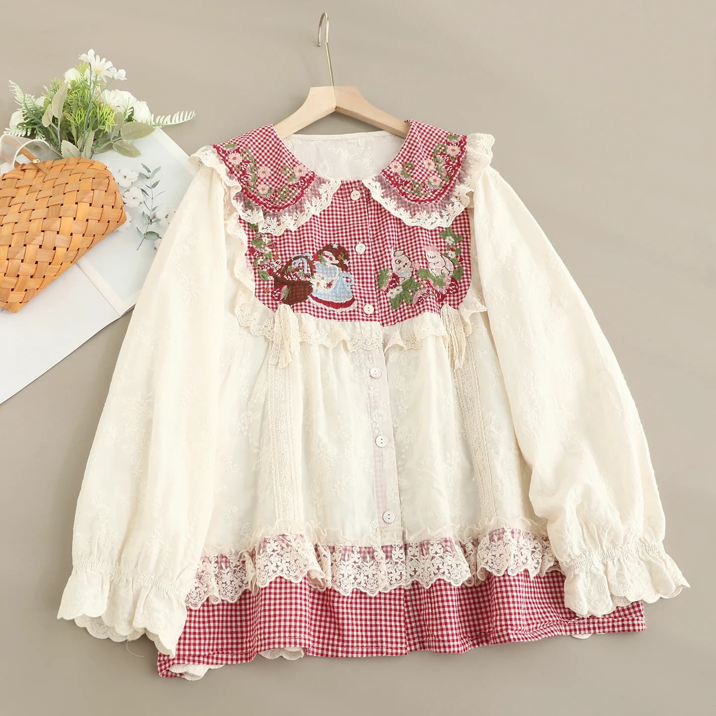 Camicie di cotone patchwork di pizzo ricamato di cartone animato dolce giapponese Mori Girl Camicetta casual a maniche lunghe con colletto alla Peter Pan da donna