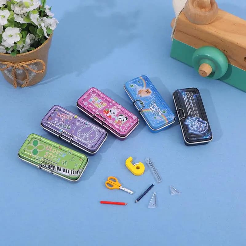 La nuova simulazione della casa delle bambole Mini scatola di ferro a doppio strato Astuccio per matite Righello Set di penne colorate Decorazione di scene in miniatura