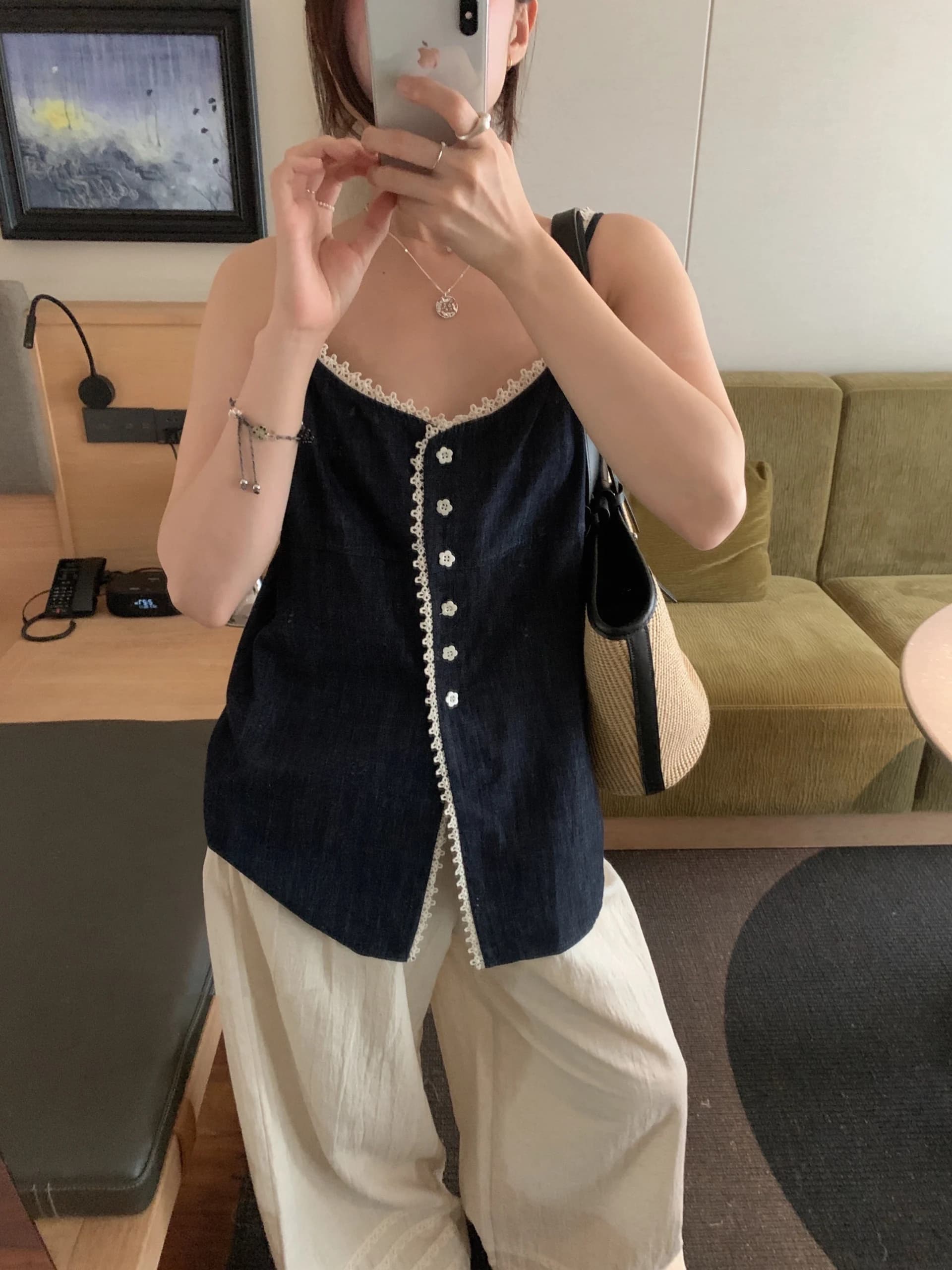 Abito estivo da donna in denim con scollo a V, bottoni, spalline larghe, senza maniche, con bordo arricciato e fibbia sottile sulla spalla, modello ad A-line