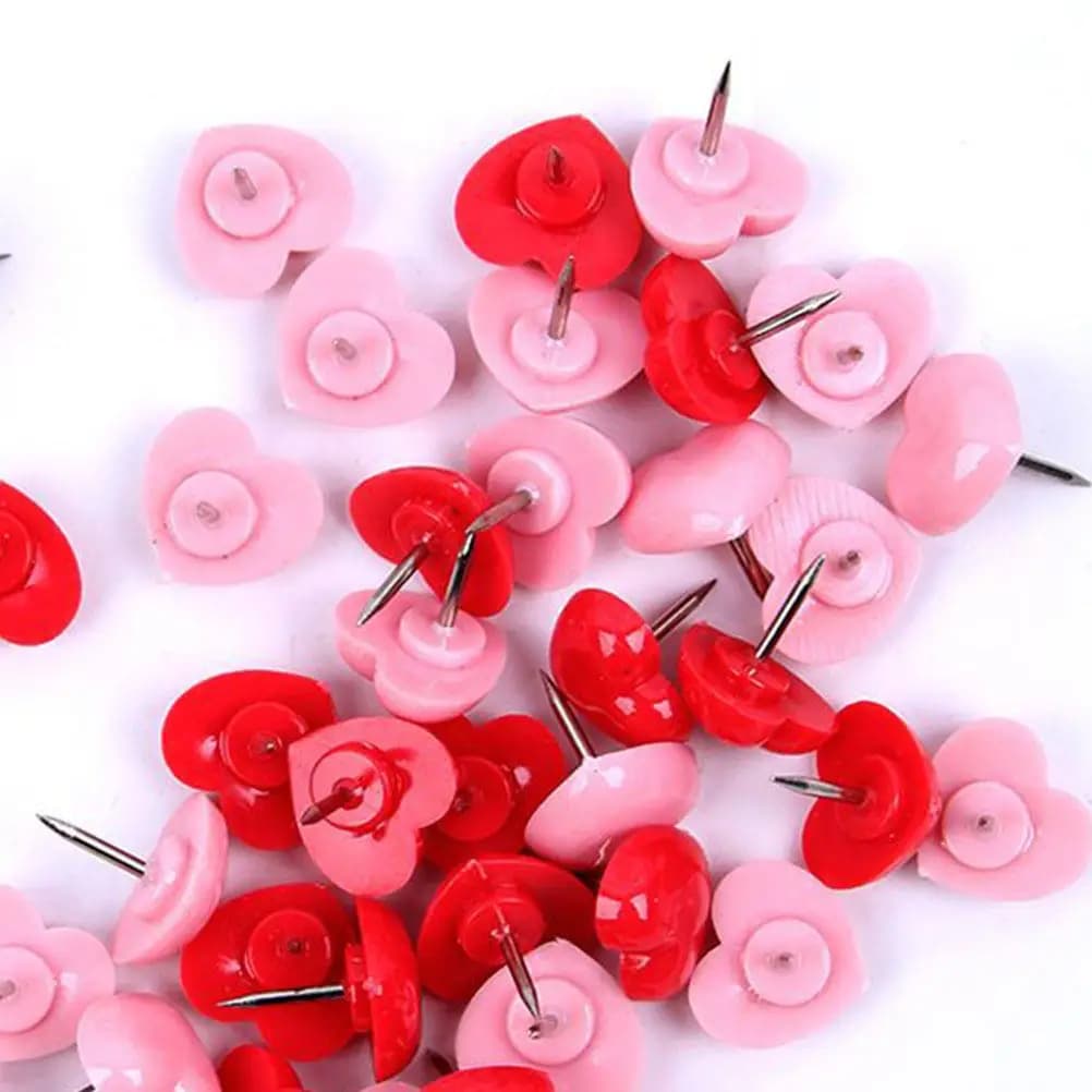 2 scatole di puntine a forma di cuore con punta in metallo, testa rotonda in plastica, design con motivi colorati, decorazioni per bacheca, articoli di cancelleria