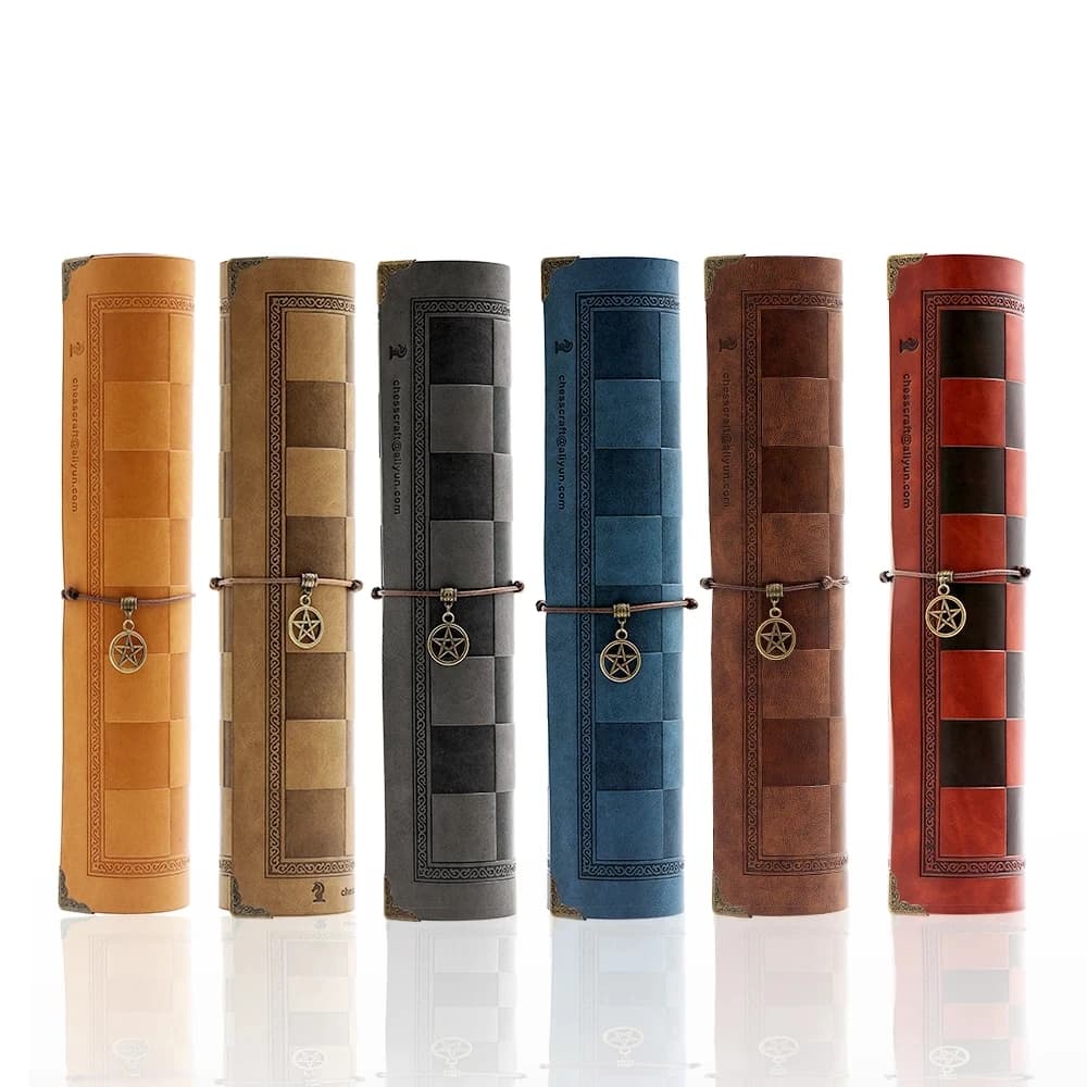Scacchiera in pelle di lusso Design in rilievo Dama universale portatile Dimensioni 33x33 cm Gioco di scacchi da tavolo Regalo di Natale