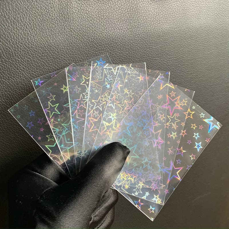 100 pezzi maniche carte collezionabili lamina di pietre preziose carte da gioco da tavolo Laser trasparenti protezione fotografica Magic YGO PKM Shield Cover