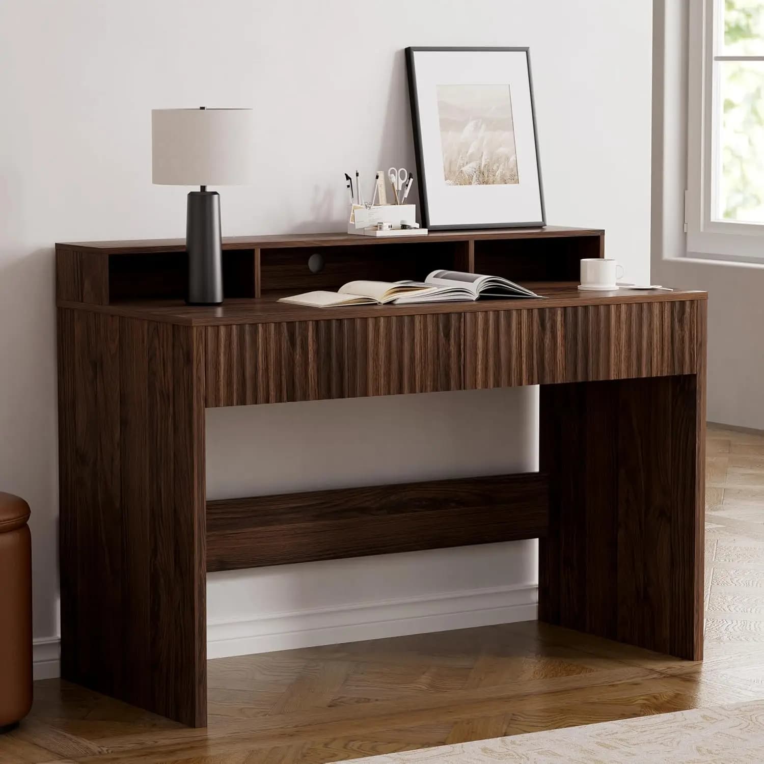 Scrivania Direzionale Scanalata con Ripiano Portaoggetti, Scrivania Moderna in Legno da 120 cm per Ufficio Domestico con Supporto Lungo per Monitor e 2 Cassetti, Personalizzabile