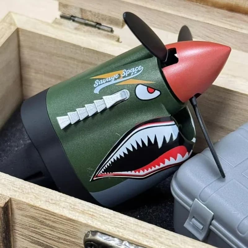 Nuovo deodorante per auto P-40, omaggio ai classici meccanici. Design accattivante della elica, regalo ideale.